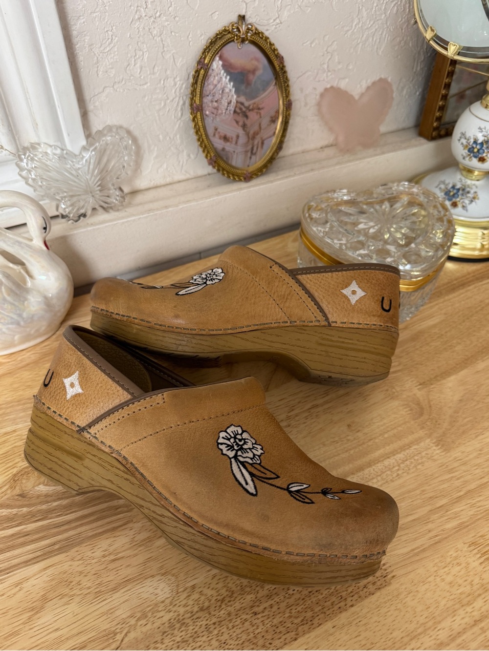 Dansko Floral Embroidered Brown Leather Clogs Size EU39-US8.5-9 Cottagecore Y2K - Picture 1 of 16